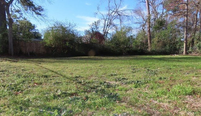 Building Photo - Lovely Updated 3 Bedroom, 2 Bath House in ...