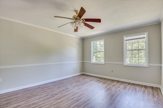 Building Photo - 3 bedroom, 2.5 bathroom home on a large co...