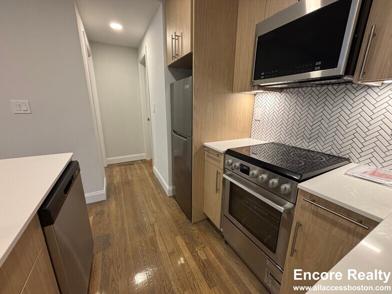 Building Photo - 529 Beacon St