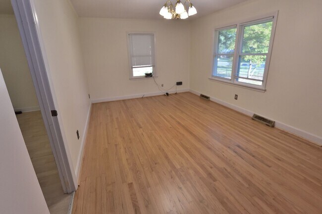 Building Photo - 625 Powell Dr