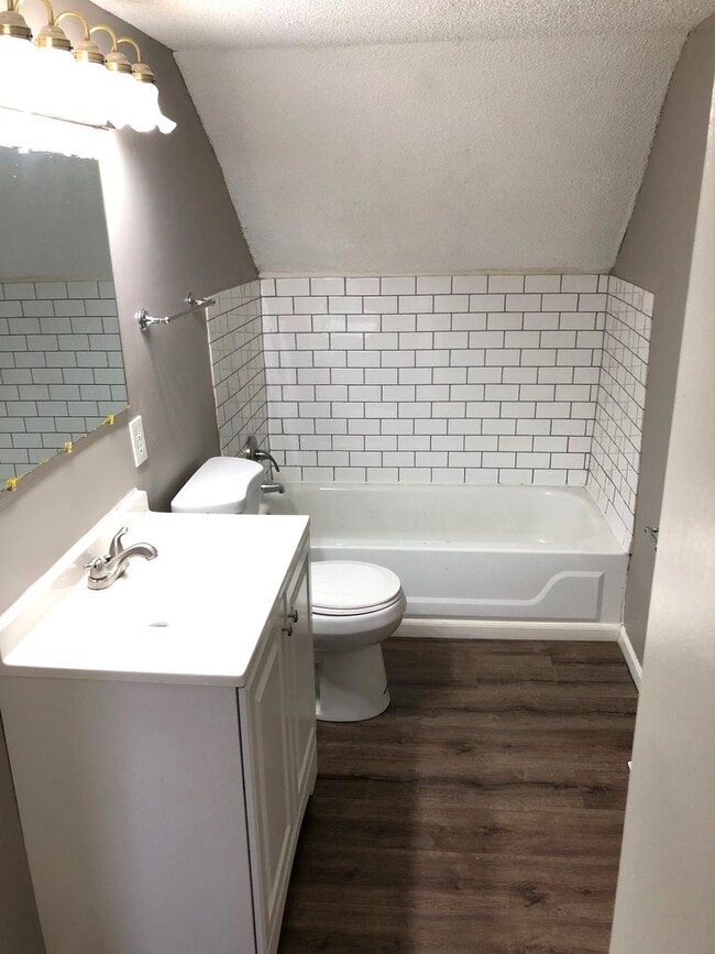 Building Photo - Large 3 Bed, 2 Bath House,  Bonus Room and...
