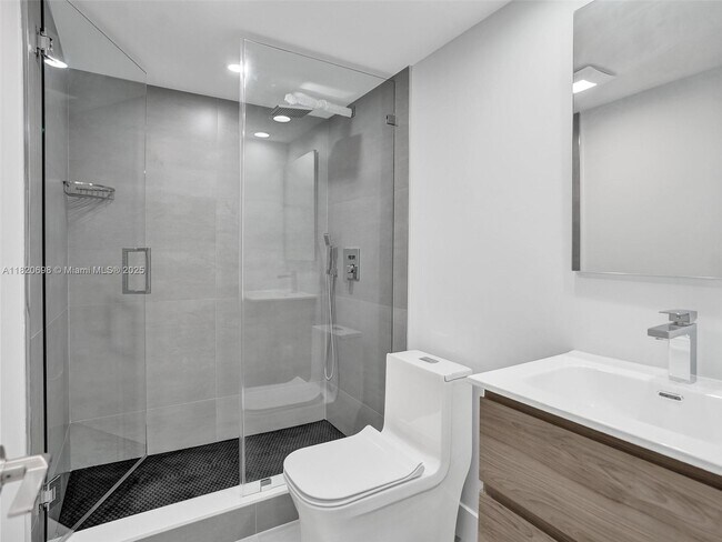 Building Photo - 605 Oaks Dr
