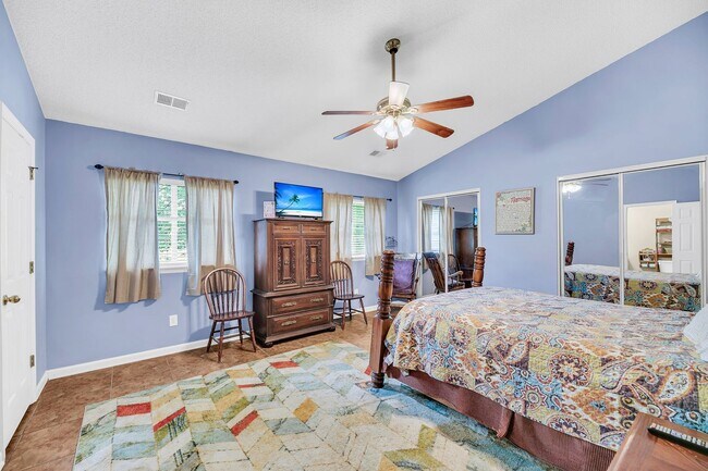 Building Photo - Stylish Living with Spacious Backyard!