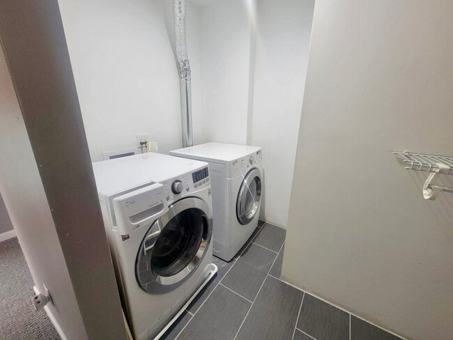 Building Photo - Bright, Modern, and Beautifully Updated 3 Bed + Loft, 2.5 Bath Home in the Heart of Hopkins, MN -...