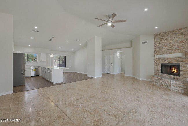 Building Photo - 501 E Desert Hills Estate Dr