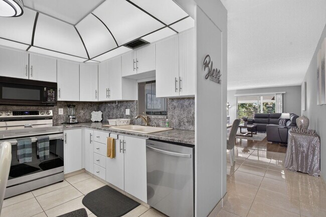 Building Photo - 2304 Lucaya Ln