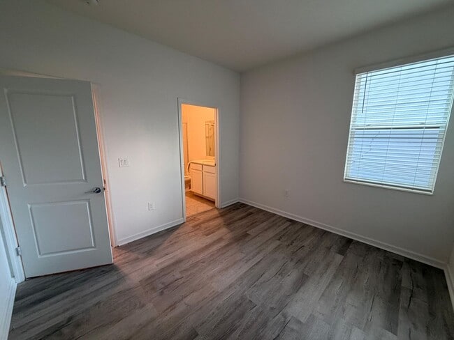 Building Photo - Rare find In-Law suite Home! Single family house with Separate entry and kitchen, laundry set!