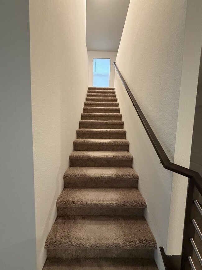 Building Photo - Stunning 4-Bedroom Home with Loft & Den – Spacious and Move-In Ready!