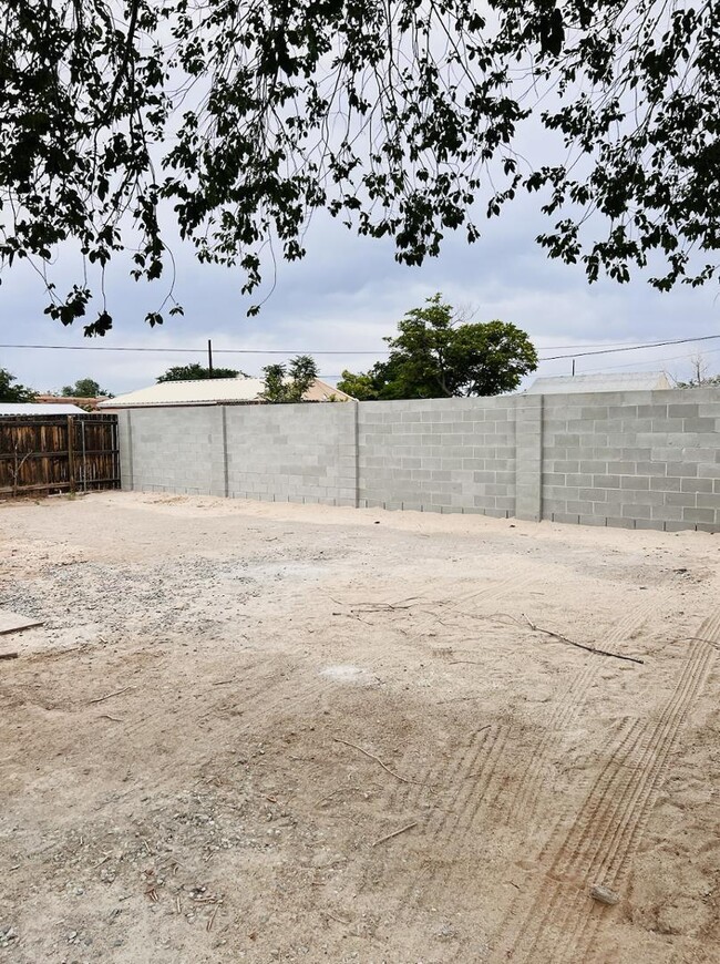 Building Photo - 615 Candelaria Rd NW