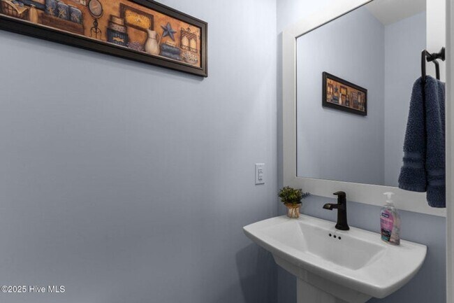 Building Photo - Welcome to this stunning 4-bedroom, 3.5-ba...