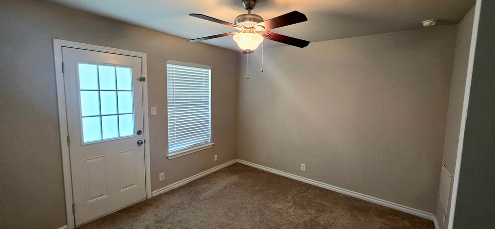 Building Photo - 1701 Brokenshoe Dr