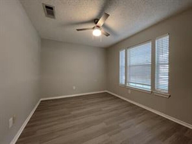 Building Photo - 10910 Red Cedar Dr