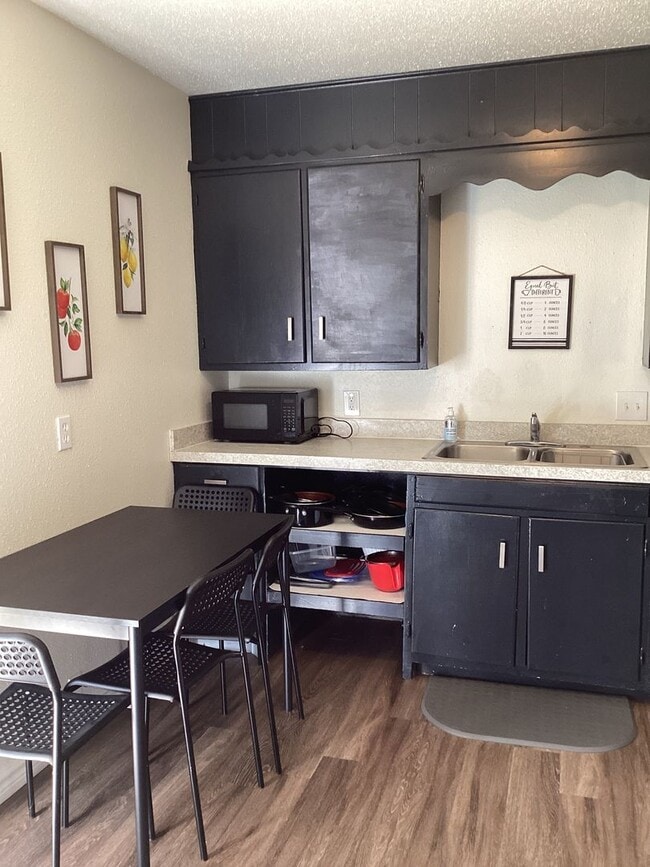 Building Photo - Fully Furnished Modern 2 Bedroom on Quiet Street and Close to ENMU!