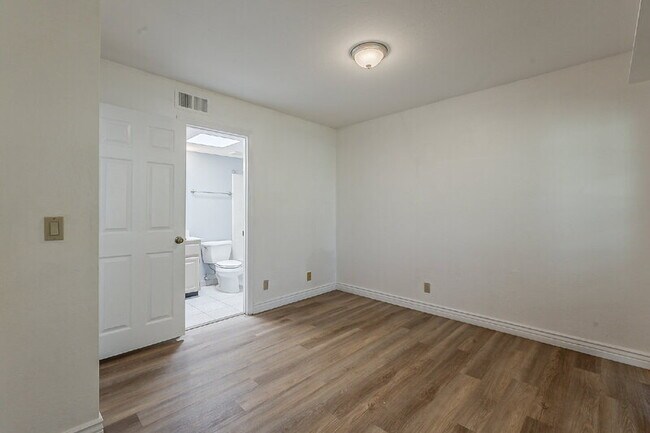 Building Photo - 1028 S Ash Ave