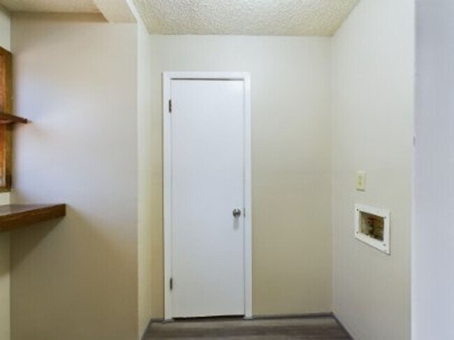 Building Photo - 321 W Park St