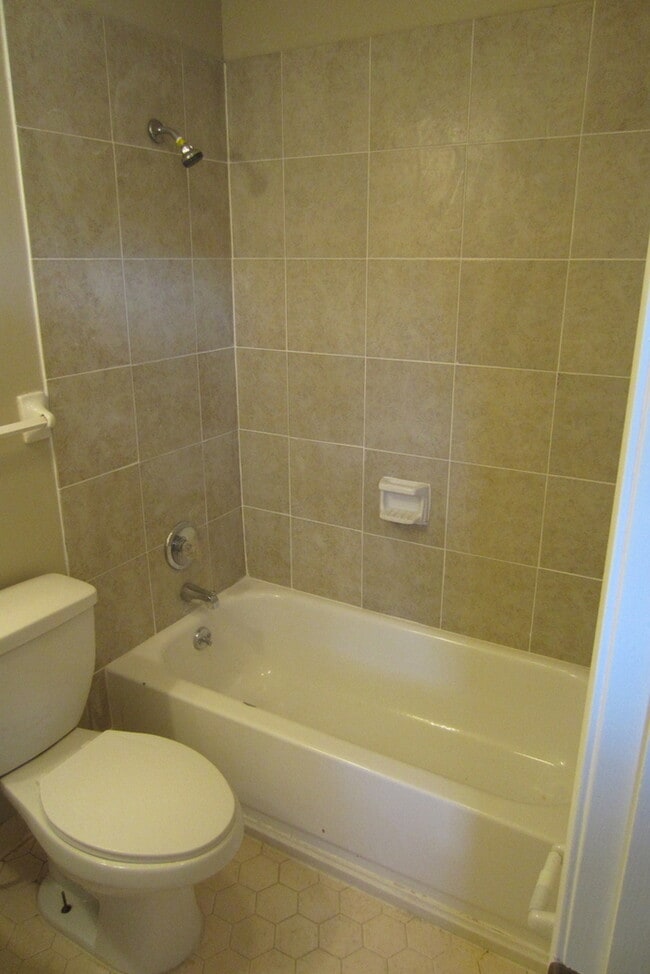Building Photo - Now Leasing a 3-bedroom 2 bath home in Bar...
