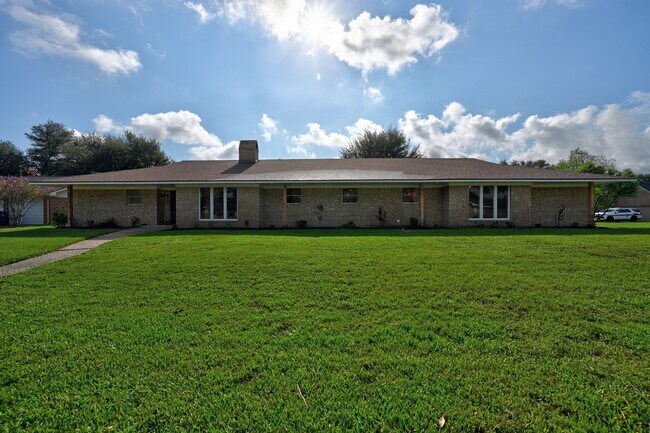 Building Photo - 687 Bending Oaks Dr