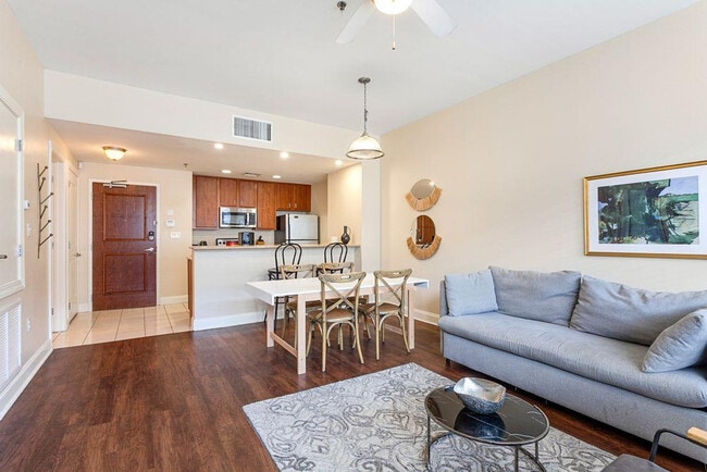 Building Photo - 925 Common St