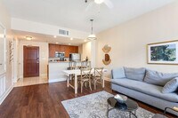 Building Photo - 925 Common St