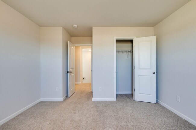 Building Photo - 2404 Alberto Dr