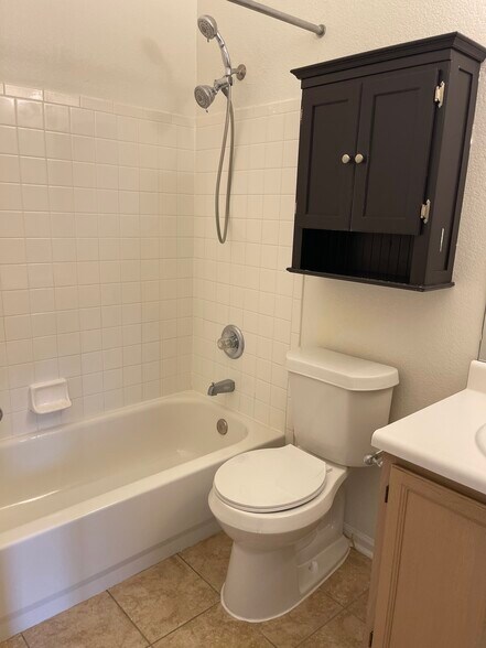 Building Photo - 806 Summer Dr