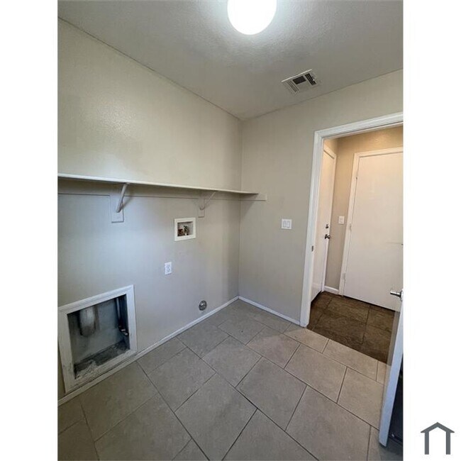 Building Photo - 2 Story Home with Gorgeous Tile Floors Downstairs