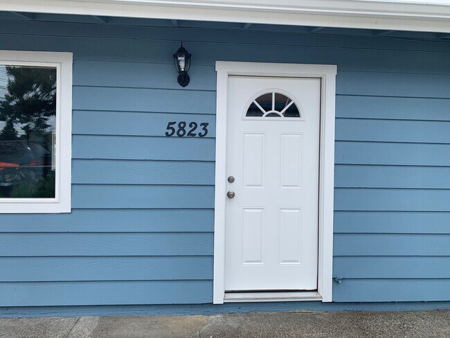 Building Photo - 5825-5825 SE 88th Ave