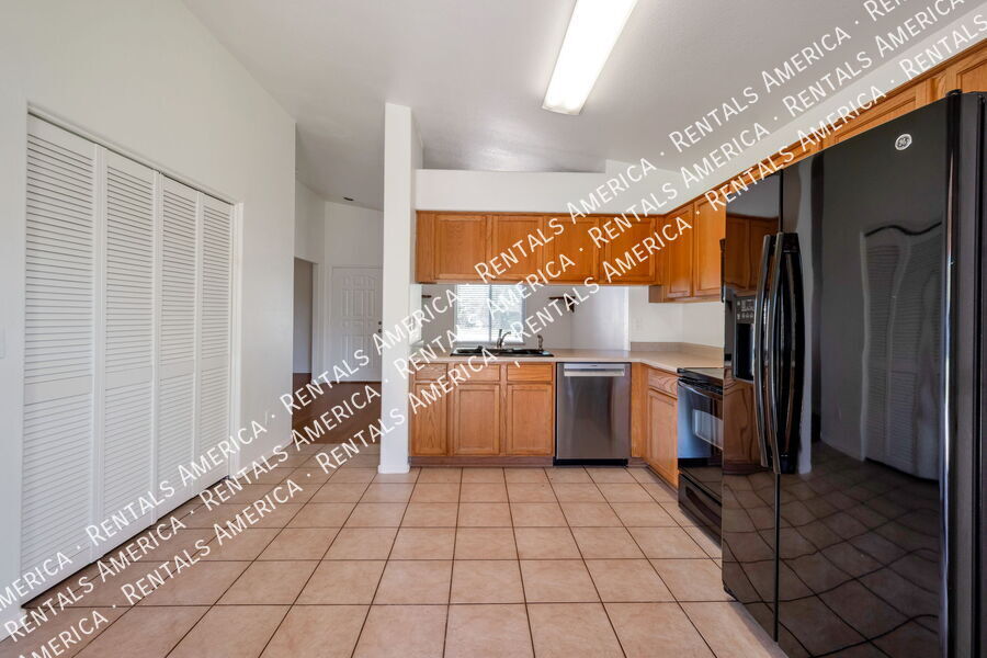 Building Photo - 1745 E Cheyenne St