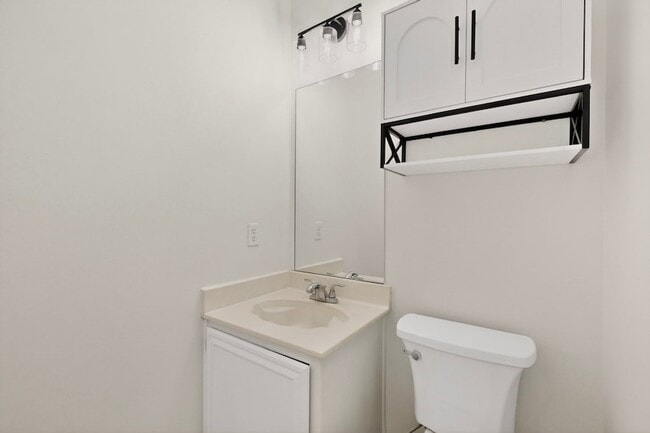 Building Photo - 817 Edmonton Dr