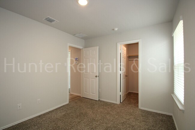 Building Photo - Spacious Open-Concept 3 Bedroom Home with Split Floor Plan