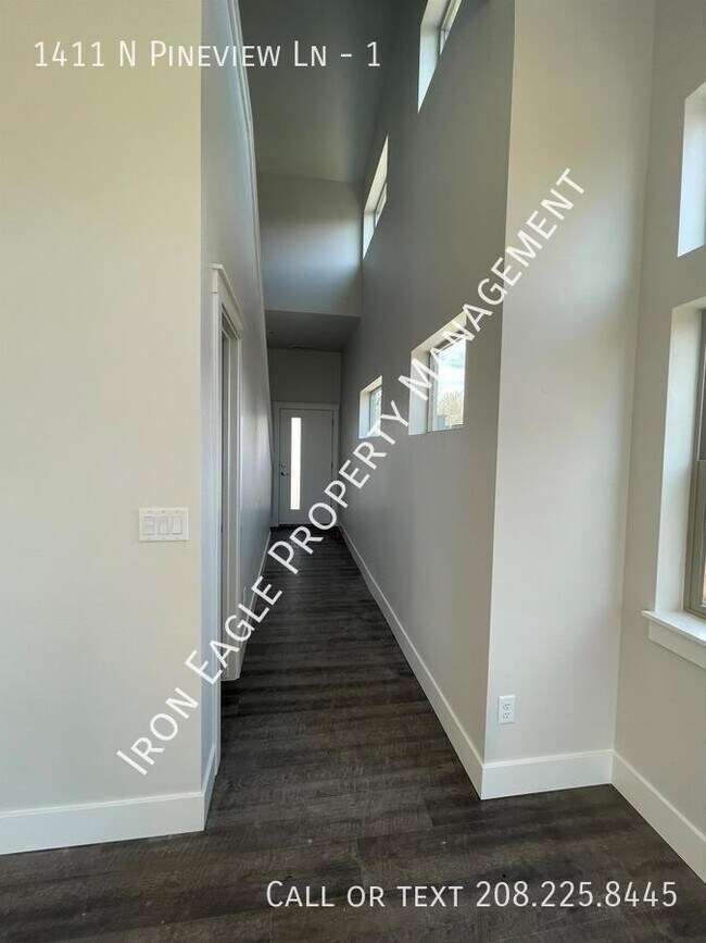 Building Photo - 1411 N Pineview Ln