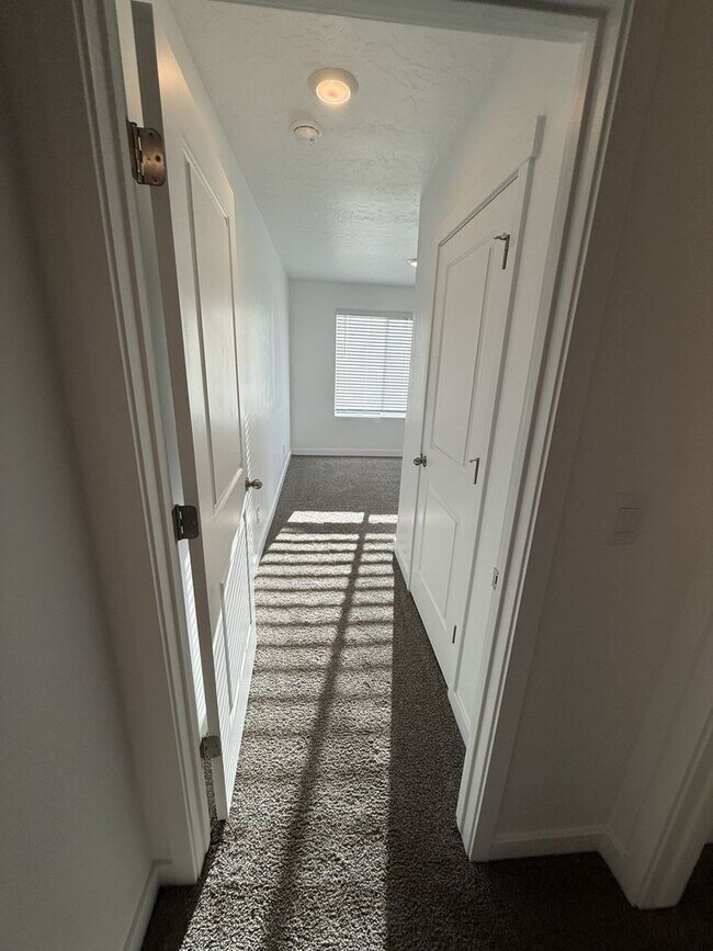 Building Photo - Charming Townhome in Provo, UT  $500 gift card if rented before Valentines day