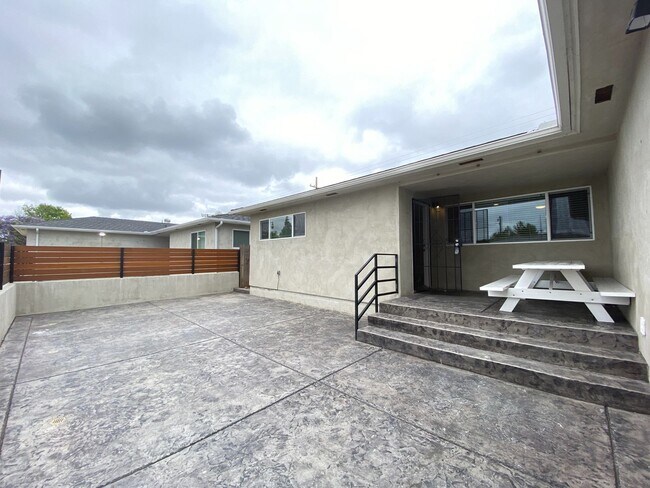 Building Photo - Huge Bedrooms, lots of Parking, closest to campus!