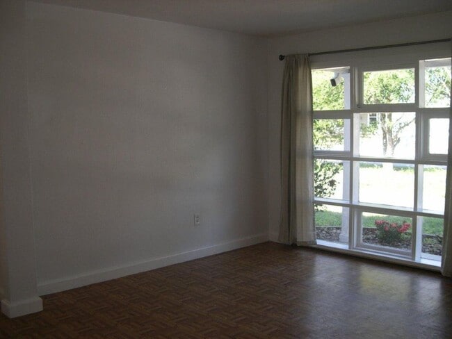 Building Photo - 220 Golden Days Dr