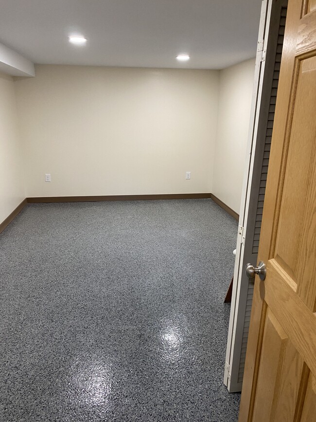 Building Photo - 105 Wapak St