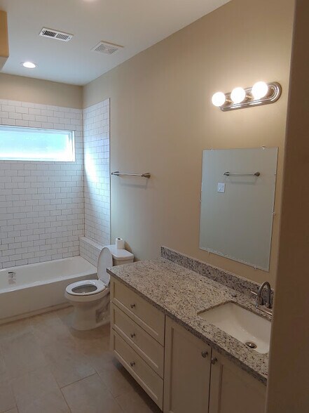 First floor bathroom - 4926 Weeping Willow Rd