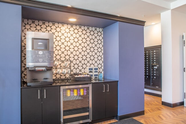 Building Photo - 1237 N Van Buren St