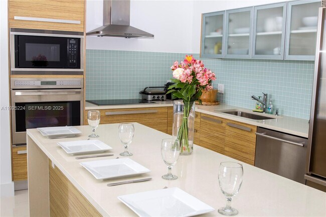 Primary Photo - 2020 N Bayshore Dr