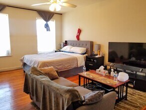 Building Photo - Lincoln Square large studio apartment.