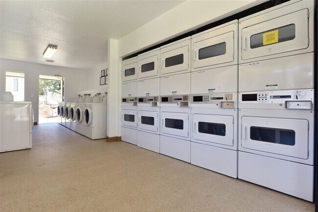 Building Photo - Lower Level Condo in Gated Arbor Hill!