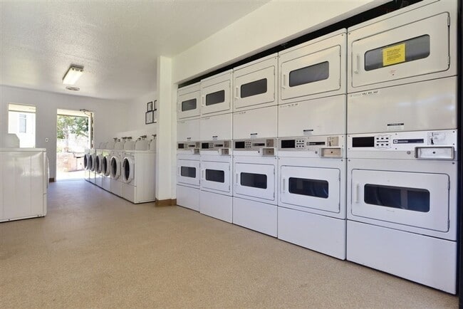 Building Photo - Upper Level Condo in Gated Arbor Hill!