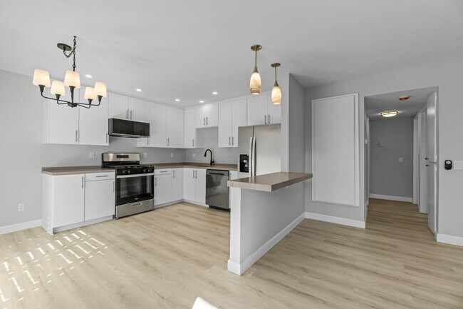 Building Photo - 1950 S Palm Canyon Dr