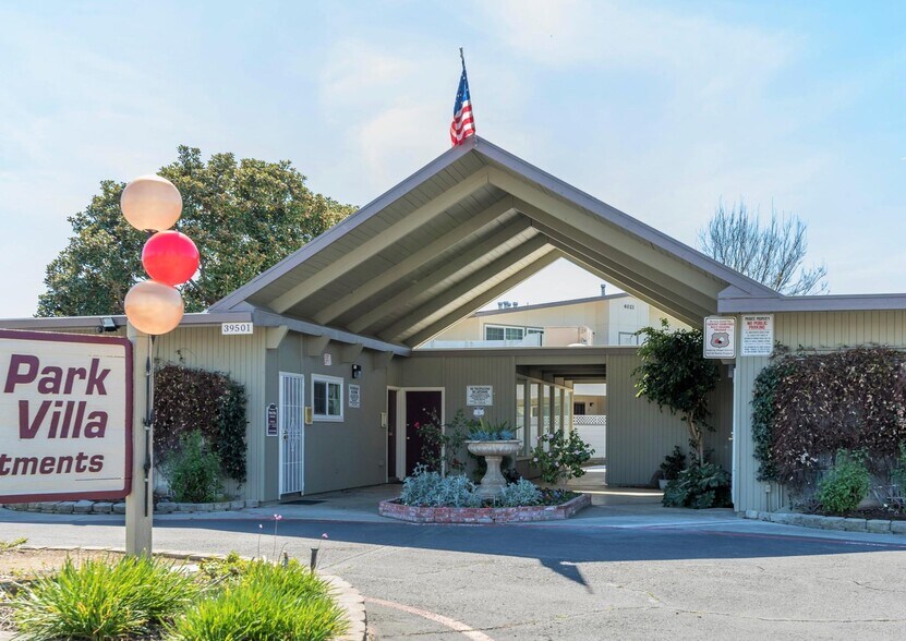 Building Photo - 4061 Park Center Ln