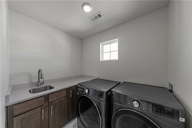 Building Photo - 2104 SW Poppy St