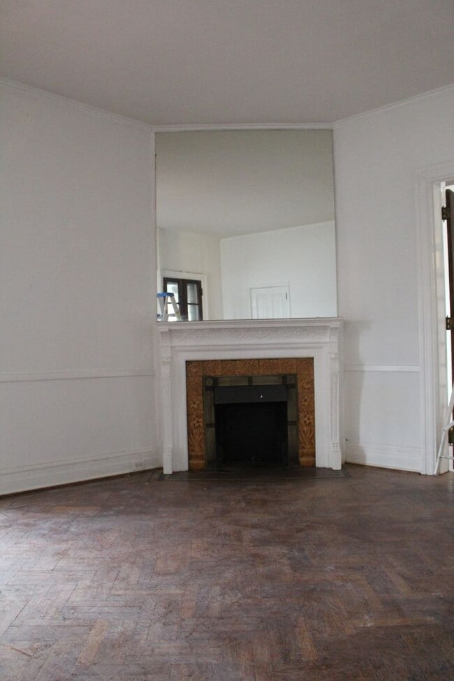 Building Photo - 1st floor apartment