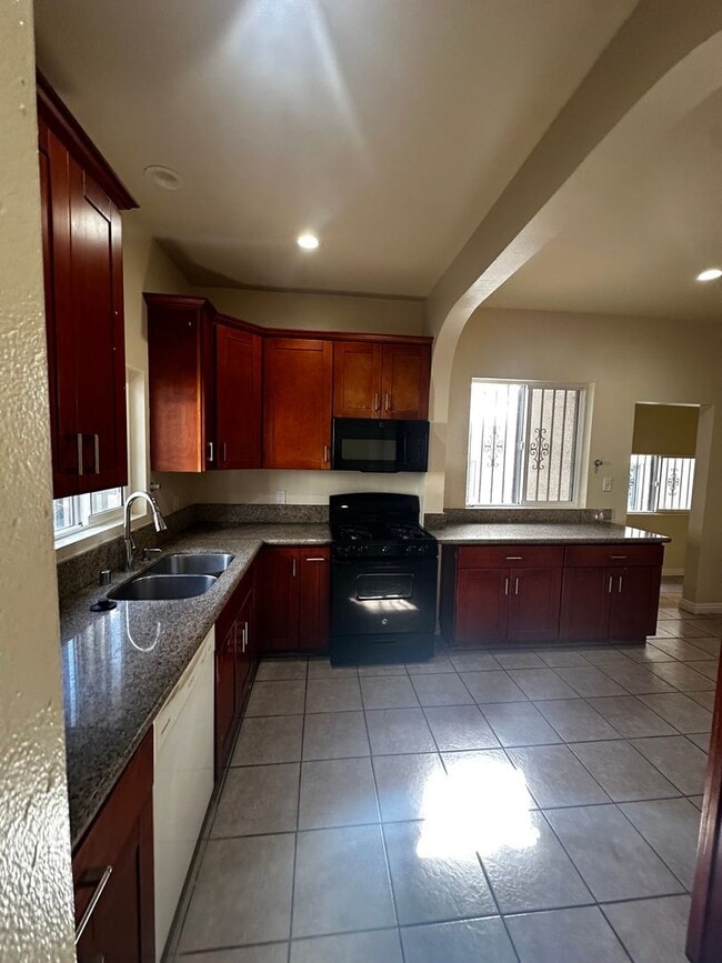 Building Photo - 750 E 40th Pl