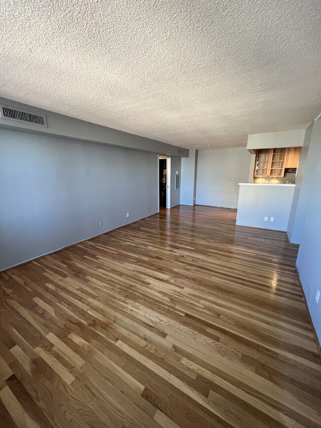 Building Photo - 1BD/1BA Charming Baltimore Condo