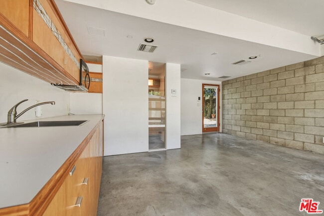 Building Photo - 656 Angelus Pl