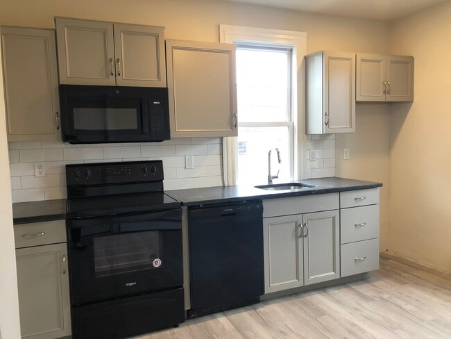 Building Photo - 705 Beech St