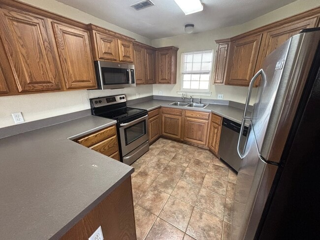 Building Photo - **COMING APRIL** Large Townhouse in Farmington with Loft Style Bonus Space